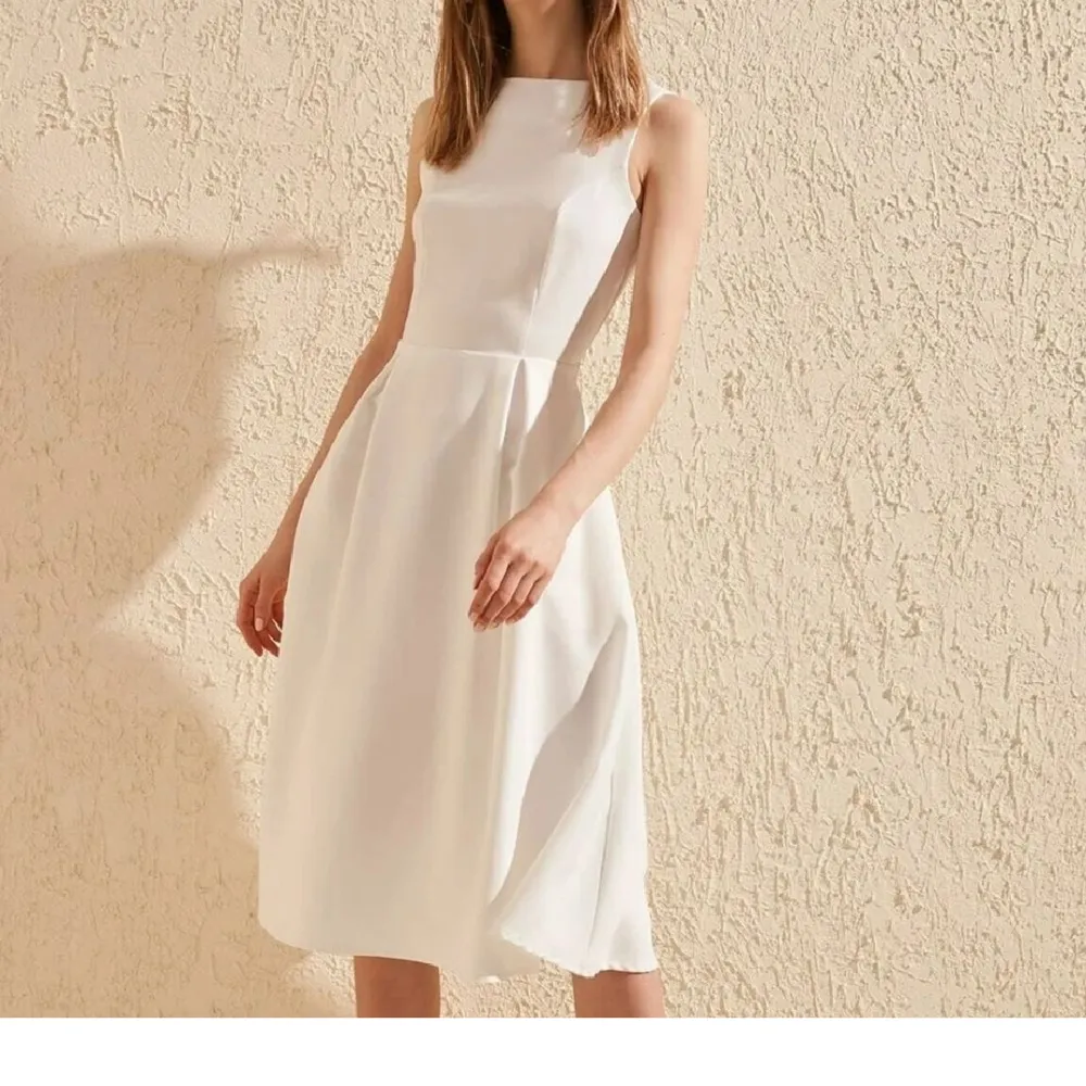 Sprillans ny vit klänning till student eller sommarfesten som tyvärr inte kommit till användning och behöver ett nytt hem. Tveka inte att fråga för bilder 🤗. Klänningar.
