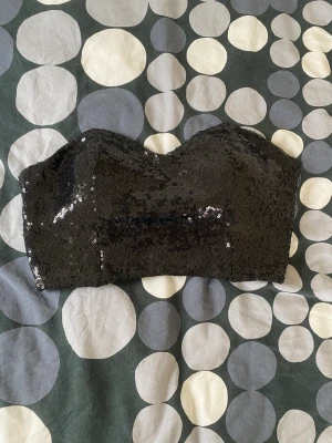Supersöt festtopp💘 - Jättefin glittertoop från Bikbok i storlek xs. Säljer pågrund av att den inte passar min stil. Använd 1 gång och i superskick🌺