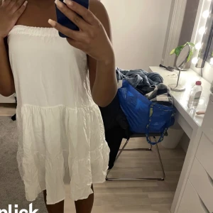 Vit lång kjol - Lägger upp denna igen för att kunan starta budgivning, mer info om plagget på det andra inlägget🤍