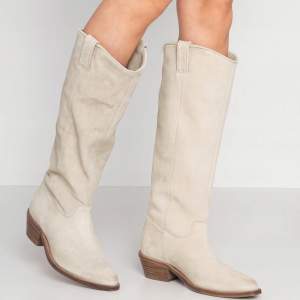 Ett par boots/stövlar från Bronx i modellen ”Raiddan Sand Cowboy Boots”. Beiga i storlek 37. Klacken är ca 4 cm och skafthöjden 38 cm. Så snygga och bekväma! Jättefint skick, använda ett fåtal gånger. Säljes pga används inte längre. 💕  (Nypris ca 2500 kr)
