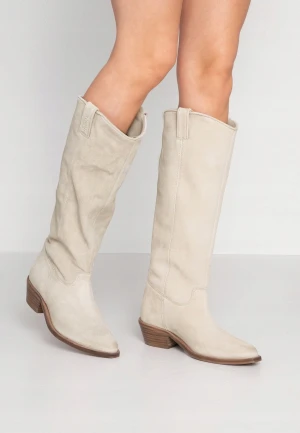 Bronx stövlar/boots - Ett par boots/stövlar från Bronx i modellen ”Raiddan Sand Cowboy Boots”. Beiga i storlek 37. Klacken är ca 4 cm och skafthöjden 38 cm. Så snygga och bekväma! Jättefint skick, använda ett fåtal gånger. Säljes pga används inte längre. 💕  (Nypris ca 2500 kr)