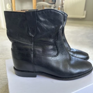 Isabel marant boots - Boots från isabel marant i superfint skick!! Har en liten inbyggd klack så sitter väldigt snyggt! Köpare står för frakt 