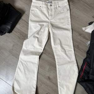 Vita jeans med utsvängda ben  Nyskick  Storlek 38