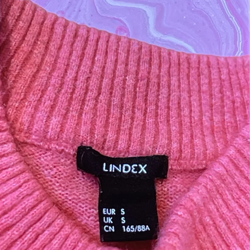 Lindex tröja köpt 3-4 månader sen, inga skador använd 2gånger💕 Tryck gärna på köp nu! 💕 Köpt för 250kr, säljer för 50!!. Hoodies.