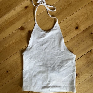 Linne - Aldrig använt vitt linne från Bikbok, lappen kvar. Knyt i nacken. 