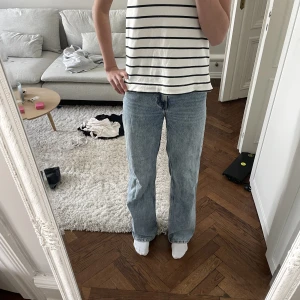 Blå jeans  - Blå lite höga och långa jeans från bikbok. Skriv för fler bilder. 