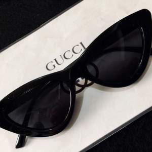 Säljer dessa super snygga Gucci liknande solglasögon från Ginatricot 💕 Jätte coola och perfekta nu till sommaren! 
