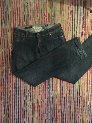 Ed Hardy jeans  - Skitsnygga Ed Hardy jeans i strl 31. Så cool dödskalle på baksidan!!!! Hör av er vid frågor💝