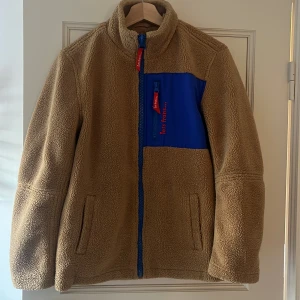 Iets frans fleece jacka - Fleece jacka från Iets frans, passar både tjejer och killar👍
