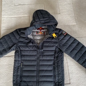 Pjs jacka youth - En svart pjs jacka youth i storlek M. Endast använd ett fåtal gånger. 