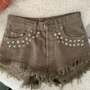 Levis jeansshorts med nitar✨ - Strl waist 28 (passar xs/s) Militärgröna så snygga jeansshorts i modellen 501 från Levis🤩🤩