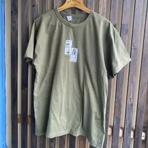 Militärgrön T-shirt med inget märke i storlek M med tryck. Pris: 69kr.
