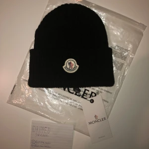 Moncler mössa - Helt ny Moncler mössa, kom PM för fler bilder eller frågor! 😊