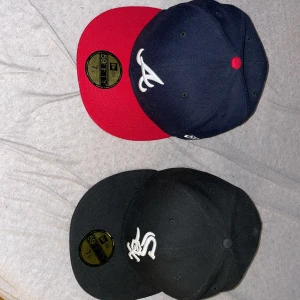 Fitted keps - Säljer mina två kepsar då den svarta är storlek 59.6 cm och den med röd detail är i storlek 57.7 skriv för fler fråger även öppen för byten. Pris= 300 för en av dom för båda = 550