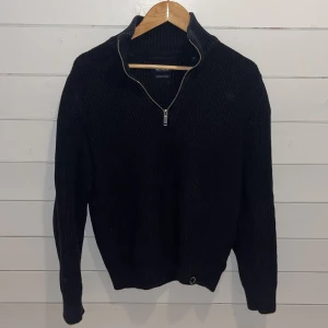 Half Zip Tröja  - Supersnygg stickad Half Zip. Använd kanske ett halvår. Sitter bra i S. Inte riktigt svart, mer mörkblå. 