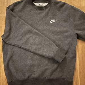 En snygg grå Nike sweatshirt i väldigt bra skick. Använd fåtal gånger. Storlek M. 299 kr (nypris 600)