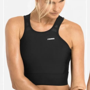 stronger crop top - Crop top ifrån Stronger i storlek Small, i väldigt bra skick (lite av texten har nöts bort på insidan, syns på bild 2)  Nypris: 399