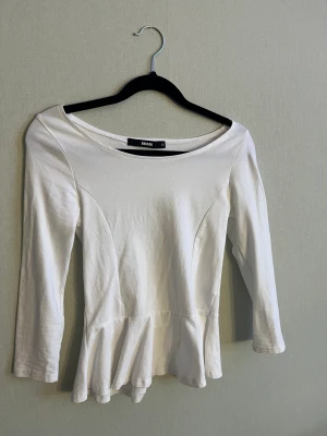 Tröja - Tröja med lite volanger ifrån bikbok i storlek xs. Säljer för jag aldrig använt den och kommer nog  använda den. Köparen står för frakten.⚠️tryck inte på köp nu⚠️ 