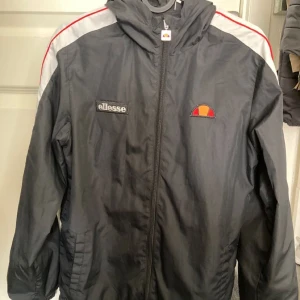 Ellesse  - Ellesse jacka i väldigt bra skick!🤙🏽 Jacka är mycket använd men har inga som helst skador eller fläckar.💯 Den är tunn och ganska skön att ha på sig nu under våren. För fler bilder eller funderingar är det bara att skriva DM till mig.👊🏽🔥