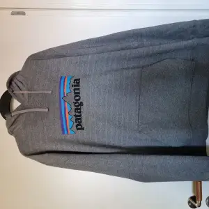 Worn wear Patagonia hoodie som har använts och älskats i några år men nu är det dags att den hamnar hos någon som kommer älska den i ytterligare några år. 