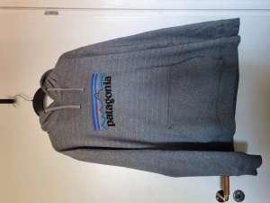 Patagonia hoodie - Worn wear Patagonia hoodie som har använts och älskats i några år men nu är det dags att den hamnar hos någon som kommer älska den i ytterligare några år. 