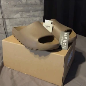Adidas yeezy slides - Säljes dessa slides då jag ej använder dom. Strl 44,5 men passar 43,5, tofflorna är i nyskick ock knappt använda, box medföljer. Nypris 3399kr