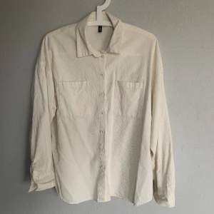 Vit skjorta🤍 - Vit skjorta i manchestertyg🤍 Storlek XS, men upplevs mer som en S/M.  Köparen står för frakten!!🥰