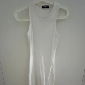 Klänning - Denhär klänningen är inte obekväm alls bara inte min smak, även om den satt väldigt fint. Bra skick 