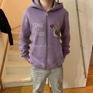 Afraid of time tröja  - Tjenare säljer denna feta Afraid of time tröja. Det är storlek S men den är väldigt stor så skulle söga 14-16 år. Svårt att hitta just denna tröja på hemsida men lät på plick. Skriv om ni är intresserade ⭐️