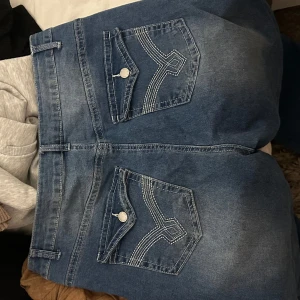 Lågmidjade bootcut jeans - Jötte bea skick aldrig använda, väldigt fina men passar inte min kroppstyp 