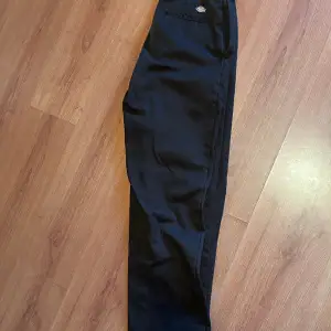 Dickies byxor, work pants 874. Storlek 32:32 men passar de som har W 30 skulle jag säga. Lite trasiga på insidan av ena benet men syns knappt när de sitter på. Hör av dig vid frågor eller funderingar!