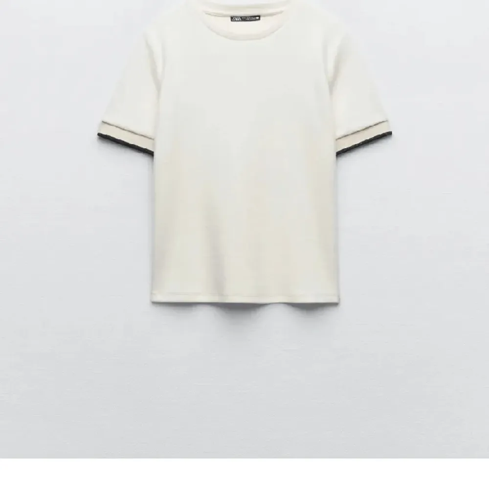 Säljer denna tröja från zara då jag inte använder längre men den är i jätte bra skick!!💕. T-shirts.