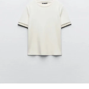 Zara tröja  - Säljer denna tröja från zara då jag inte använder längre men den är i jätte bra skick!!💕