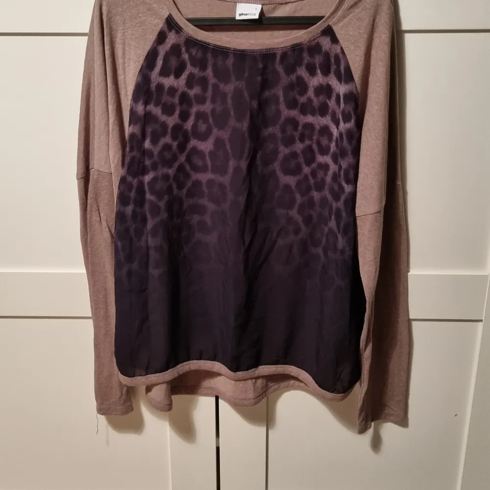 Säljer denna tröjan från Ginatricot i storlek L, den är brun och lite beige, på framsidan har den leopardmönster som är lite genomskinligt, väldigt skönt och tunt material, använd väldigt få gånger . Tröjor & Koftor.