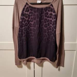 Säljer denna tröjan från Ginatricot i storlek L, den är brun och lite beige, på framsidan har den leopardmönster som är lite genomskinligt, väldigt skönt och tunt material, använd väldigt få gånger 