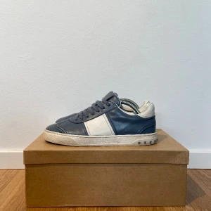 Valentino Flycrew ljusblå - Säljer nu dessa ljusblå läder Flycrew i storlek 41, Inget OG och skorna är i skick 7/10 små flaws i lädret. Priset är 2.500kr.  Tveka inte på att höra av dig vid eventuella frågor!