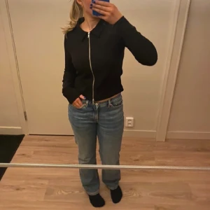 Blåa Weekday Jeans - Säljer mina blåa jeans från weekday som är i storleken 27/30 och modellen heter ”Twig”. Jag är 162 cm och har vanligtvis 34,36 i byxor. Byxorna är använda men har inga tecken på användning. 💓