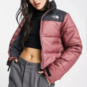 The North Face Dun/ Vinterjacka strl S/M . Saikuru – Vinröd(mörkrosa) svart kort jacka - Knappt använd- supervarm snygg jacka, se bilder. Bild 1 korrekt färg,värmer mycket bra! Skickas m spårbart pkt efter avslutad och betald budgivning inom 2-arbetsdgr. Nypris: ca 2700 kr (se hemsida Intersport: https://www.intersport.se/klader/jackor/vinter