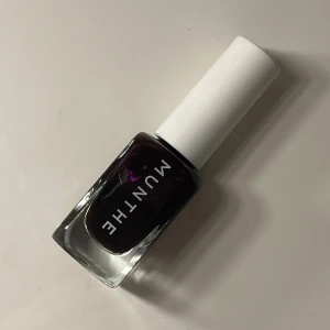 Nagellack  - Nagellack i en jättefin o cool färg, mer åt mörkare lila/vinröd nyans, svårt att se på bild🤍Den är ej testad utan helt ny, säljer för 30kr