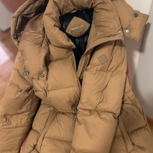 Jacka Gant - Har inte använt den mycket för att det är inte min stil.  Har köpt den för 4000 kr men tyvär har jag inte kvitto jackan är super bra kvalitet och håller kroppen super varmt, jackan har många fickor som kan behövas alltid. 