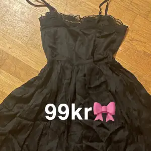 Svart klänning med spets i storlek 34! 😚💘