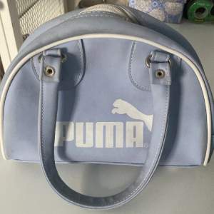 En söt liten puma väska, mite vintage stil 🫶 Finns missfärgningar på insidan därav priset 💕