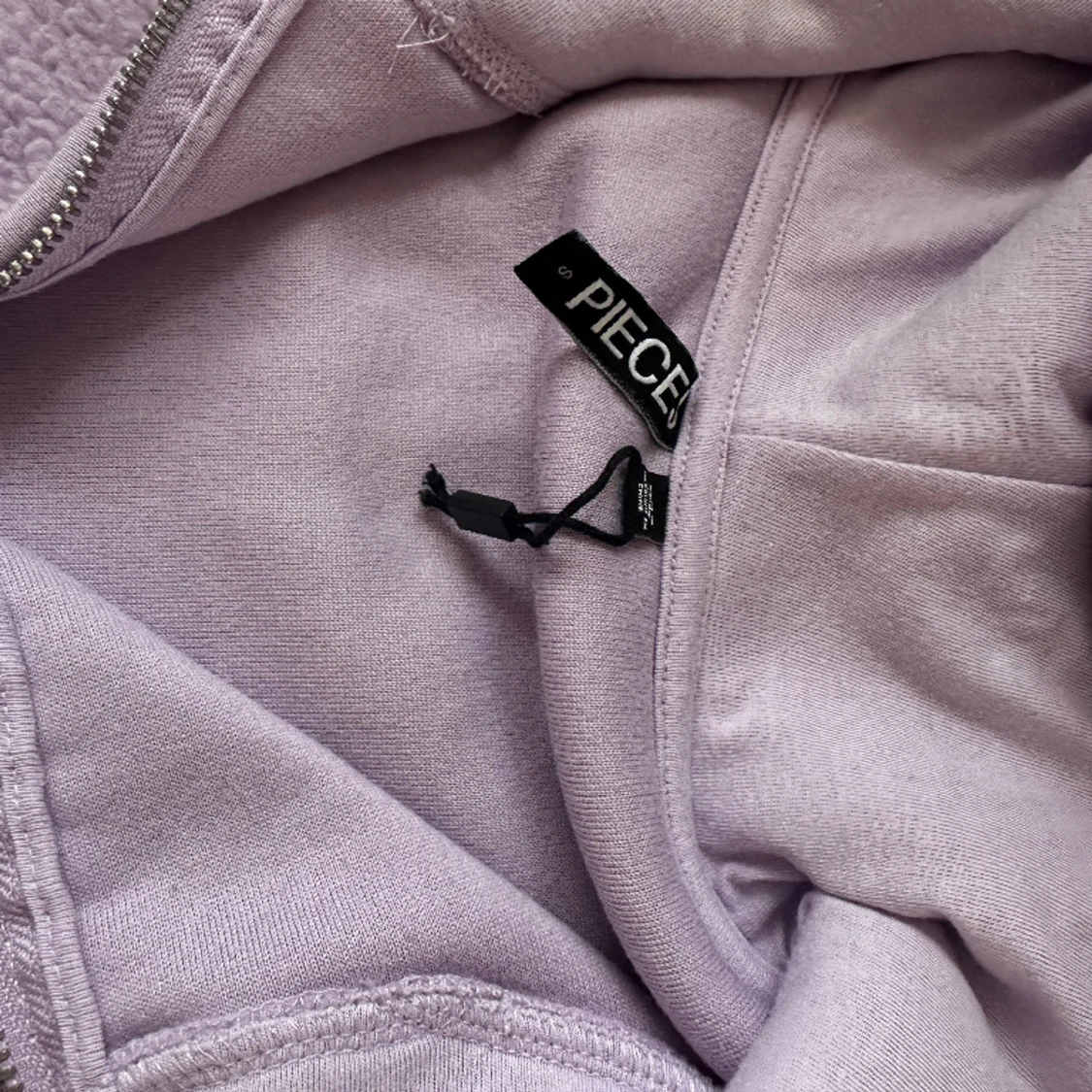 Ny fleece hoodie från Pieces  - 90