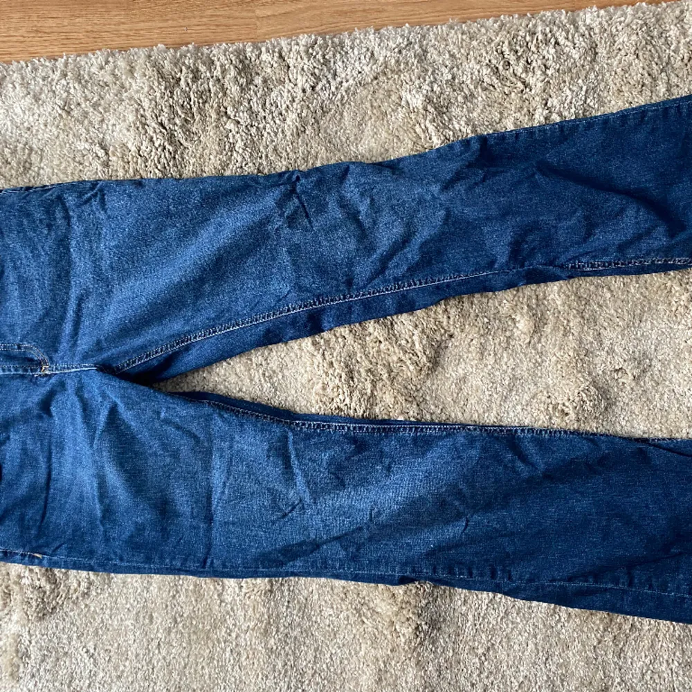 Ett par utsvängda låg/mellan midjade jeans från Zara. Använda fåtal gånger💗 skulle även säga att de är små i storleken🌸🌸. Jeans & Byxor.
