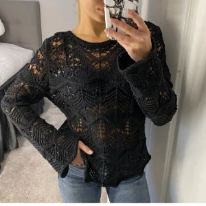 Säljer denna topp från Zara - Sjukt snygg tröja från Zara som int kommer till användning, aldrig använd endast testad (lånad bild)🥰