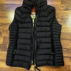 Parajumpers Dam väst - Säljer min parajumpers väst pga att den blivit för liten. Storlek M men är som S/Xs