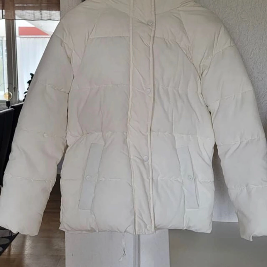 Vit pufferjacket från Monki