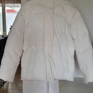 Vit pufferjacket från Monki - Så snygg vit pufferjacket från Monki i strl xs. 