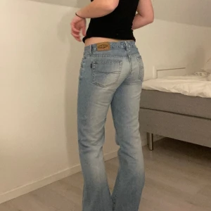 Lågmidjade jeans - Vintage lågmidjade jeans, midjemått ca 37 och innerbenslängd ca 83❤️