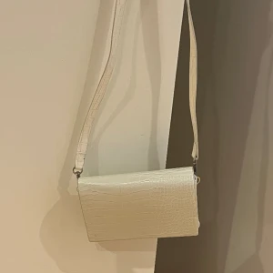 Vit snygg väska - Jättesnygg vit väska🤍 Aldrig använd därav mycket bra skick. Långt axelremsband ingår💞
